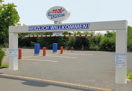 Zufahrtsportal REAL Drive-In, Isernhagen